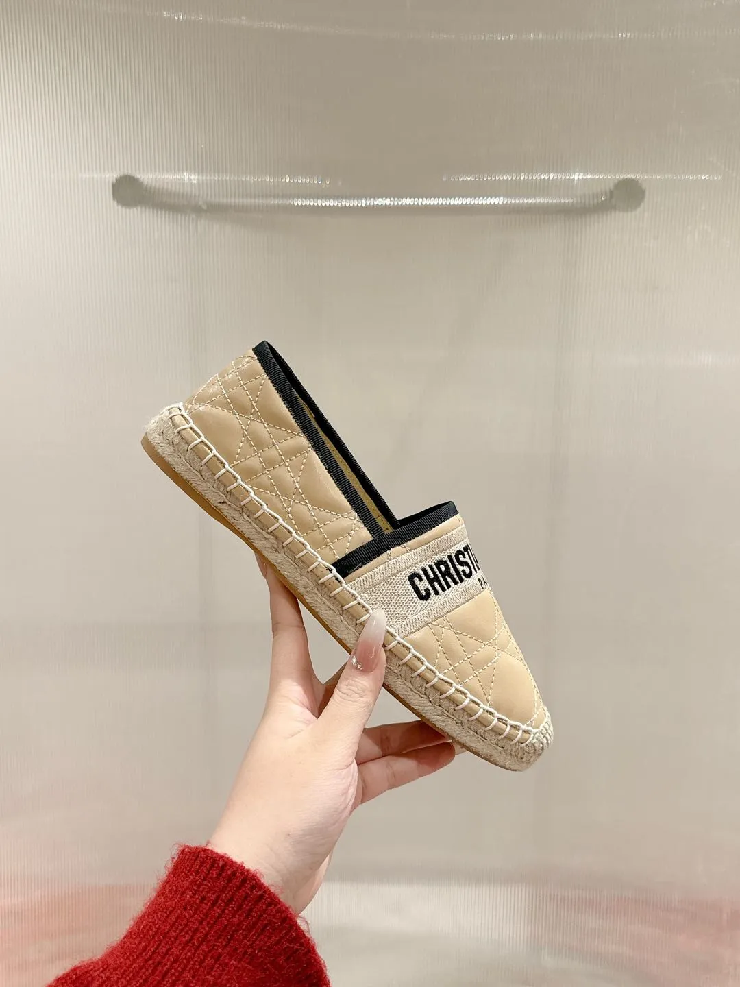 👟👟Ex-factory price 460👟👟 Dior DIOR's new popular early spring fisherman shoes 🆕 Simple, elegant and fashionable, timeless and timeless, it is a classic that will never fade away in the fashion circle, retro fisherman shoes. Original hand-woven surface, electric embroidery technology! Specific cloth surface and rubber outsole. Code number: 35-39 (40.41 customized, non-refundable)